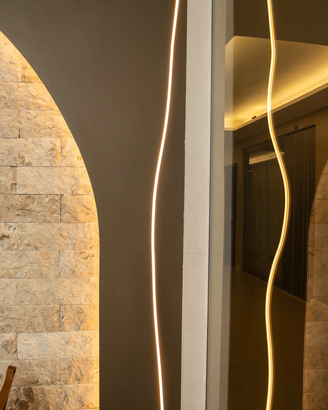 Fachada texturizada com iluminação cênica