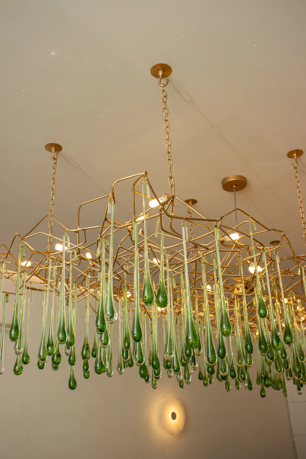 Pendentes sobre balcão de bar